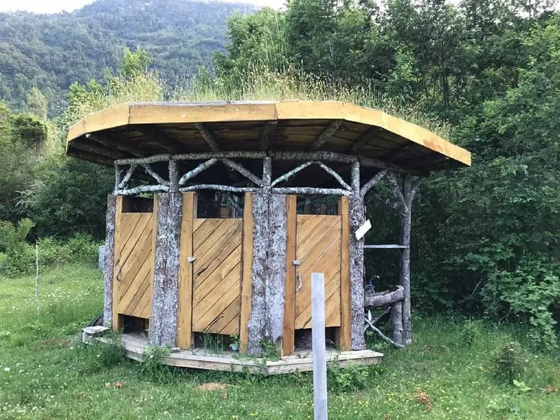 Una de las construcciones de madera del lugar