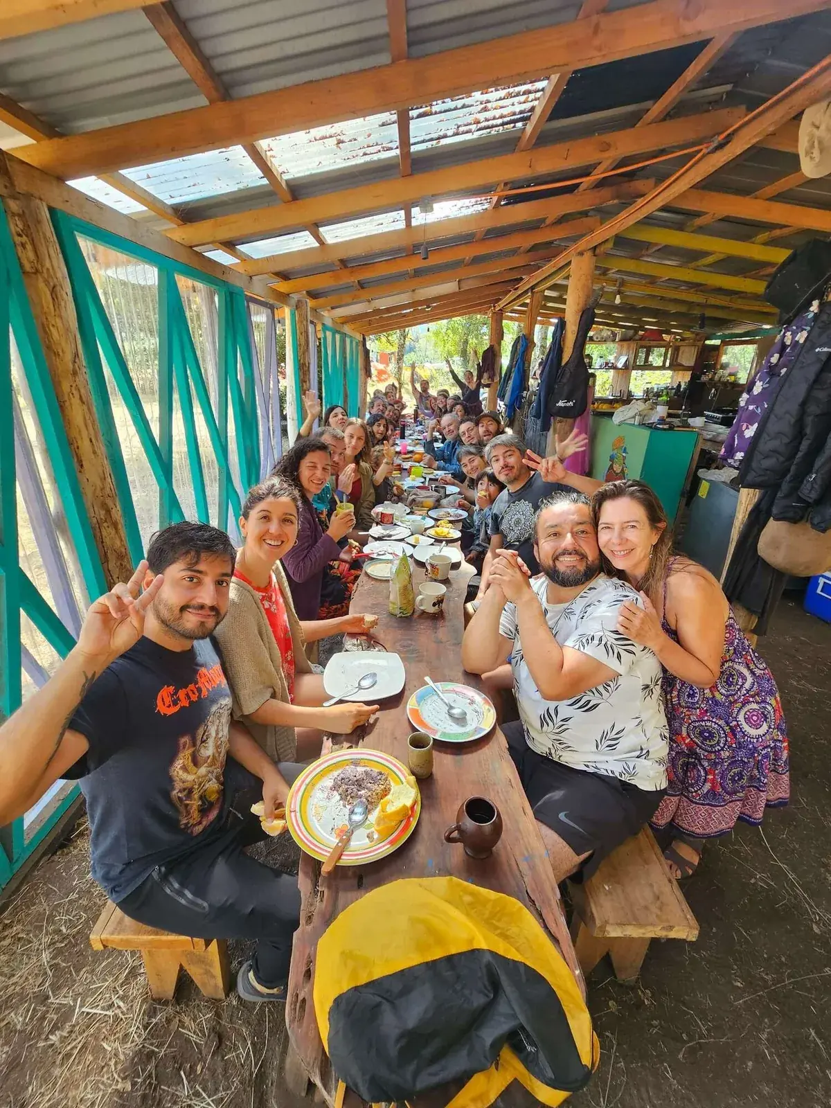 La mesa larga del comedor comunitario