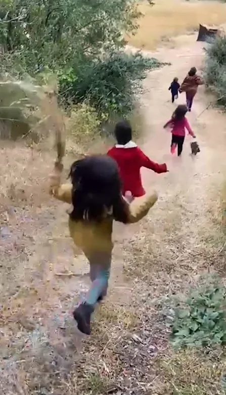 Niñas y niños corriendo por el sendero
