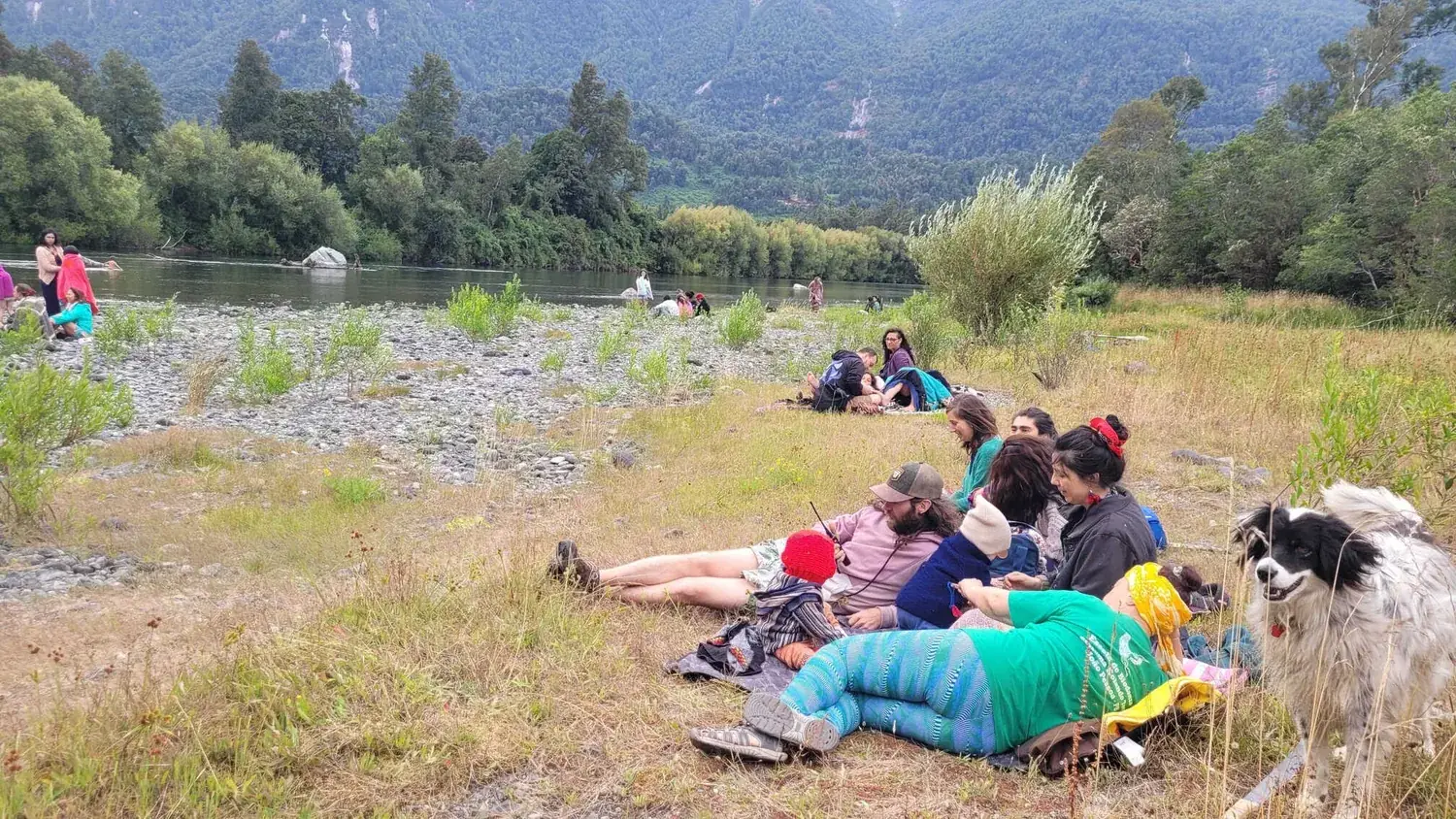 El grupo descansando a la orilla del río